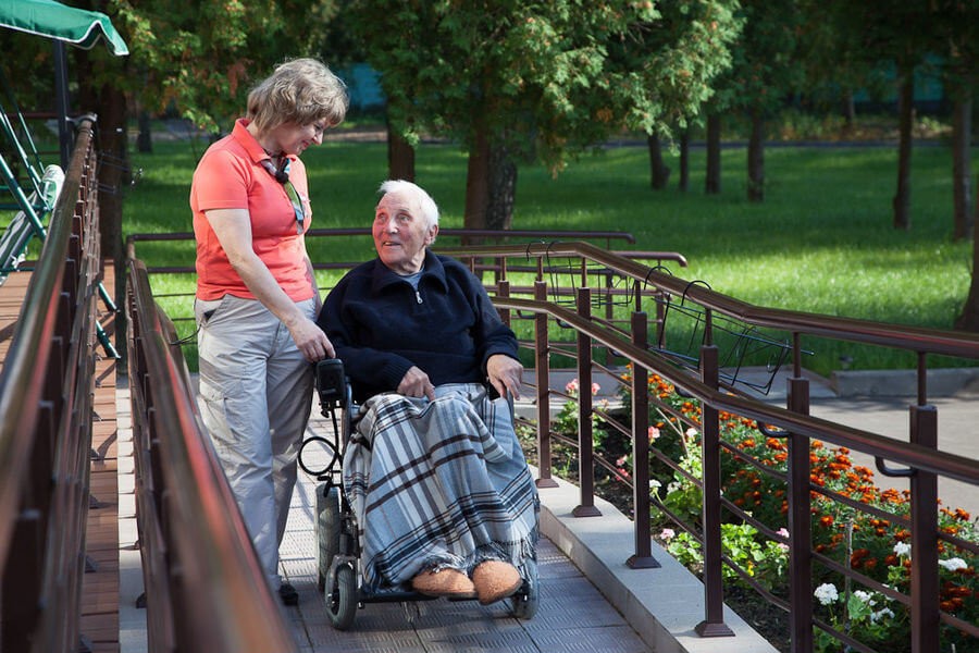 Общение с пожилым инвалидом. Пансионат для инвалидов в Подмосковье. Инвалиды в парке. Парк для пожилых людей. Парк для людей с ограниченными возможностями.