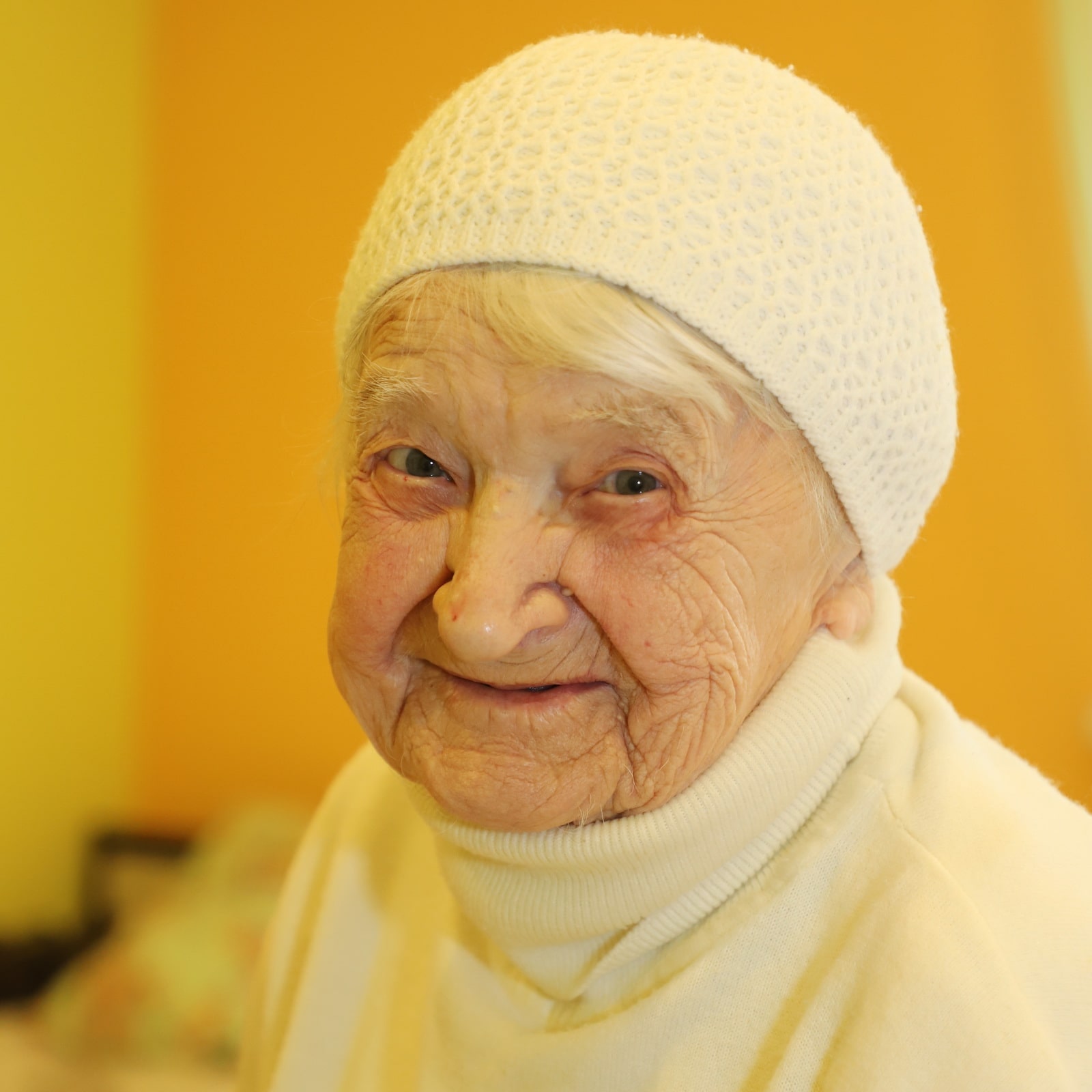 Пансионат для пожилых людей "Долгожители" в Волжском обеспечит вашему престарелому родственнику комфортное проживание, квалифицированный уход и приятное времяпровождение среди сверстников. Мы работаем для того, чтобы продлить и скрасить жизнь пенсионеров. В интернате для пожилых людей и инвалидов в Волжском проживают престарелые люди, которые нуждаются в круглосуточном уходе и заботе: инвалиды, лежачие больные, пожилые с деменцией, Альцгеймером, одинокие пенсионеры. Команда дома престарелых состоит из сиделок, сестер милосердия, поваров, охраны, которые ежедневно трудятся на благо своих подопечных. Досуг Досуг — это свободное время от приема пищи, гигиенических и профилактических процедур. В это время пожилые люди гуляют на улице, играют в настольные игры, читают, смотрят телевизор, общаются. Команда нашего дома для пожилых людей организовывает праздники, дни рождения, соревнования, конкурсы среди своих подопечных. Они охотно принимают участие во всех мероприятиях. Если по какой-то причине пенсионеры отказываются от участия, мы не настаиваем. Мы уважаем пожелания подопечных и в первую очередь заботимся об их моральном состоянии и душевном спокойствии. Наши услуги Для того чтобы оказать помощь пожилому человеку, нужно время, опыт, терпение и желание. Все эти качества есть у коллектива пансионата для пожилых людей "Долгожители" в Волжском.  Сиделки круглосуточно ухаживают за пенсионерами, контролируют прием медикаментов и пищи. Для лежачих больных два раза в день проводиться противопролежневая профилактика. Пожилым с деменцией оказывается психологическая помощь. Сестры милосердия помогают таким людям бороться с раздражительностью, тревожностью, агрессией. Правильно организованный распорядок дня и досуг позволяет пожилому человеку справиться с грустными мыслями, депрессией и унынием. Меню в доме-интернате для инвалидов разработано диетологами с учетом заболеваний пенсионеров и возрастных показателей. Меню состоит из трех основных приемов пищи и двух перекусов. В рацион ежедневного питания входят овощи, каши, супы, м